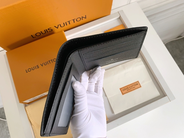 LVコピーウォレット着用イメージ